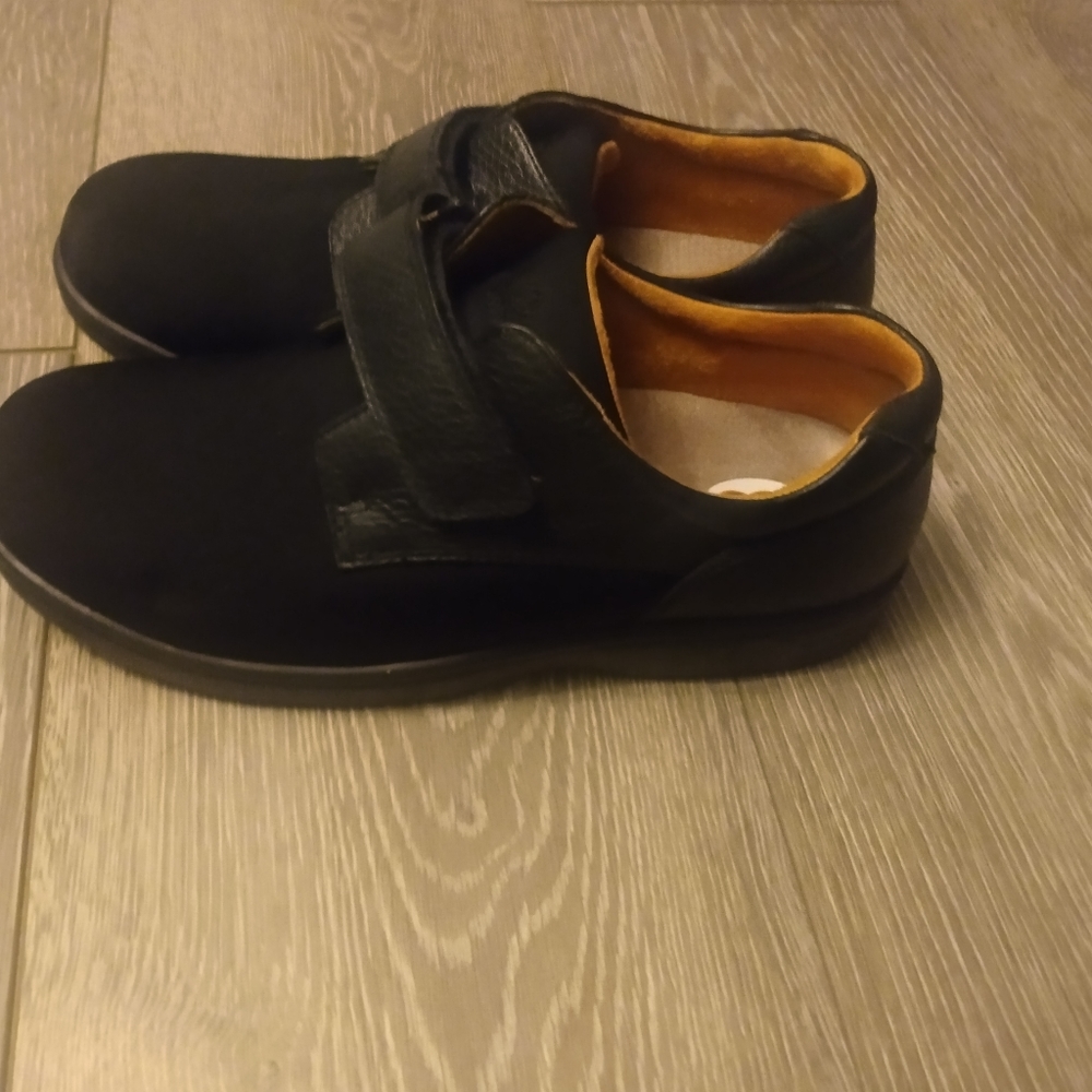 Shoe - Picture 2 of 5